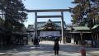 拝殿前にあります。