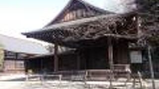 大きな能楽堂です。