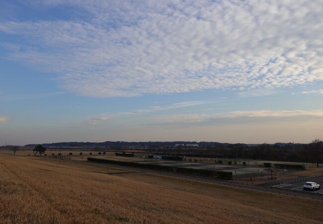広々とした河川敷公園