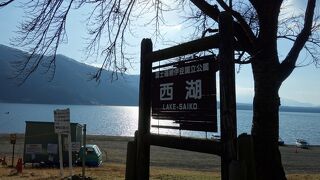 湖畔は静かでした