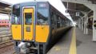 ２両編成のディーゼル特急