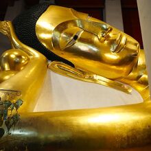 柱が配置されているので、隙間から顔を覗く