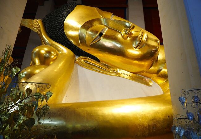 BKKのワット・ポーの涅槃仏よりも大きい…タイで3番目の長さを誇る47ｍ強の涅槃仏で有名：ワットプラノンチャクシー