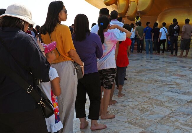 タイ最大の座像と鏡寺院が美しい：ワット・ムアン