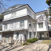 旧熊本藩主細川家伝来の美術品、歴史資料などを展示する美術館