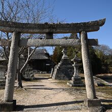 集落のはずれにある神社