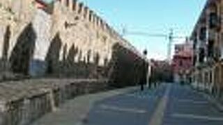 古代ローマ時代の城壁の一部が現在でも残っています。