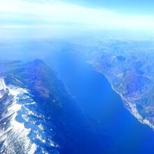 湖の北から南を望む