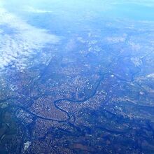 湖（右上）周辺の大きな都市、ヴェローナ。