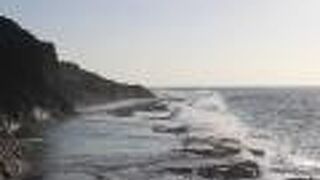 海が美しく見えるところです。プールへの波が大荒れでした。