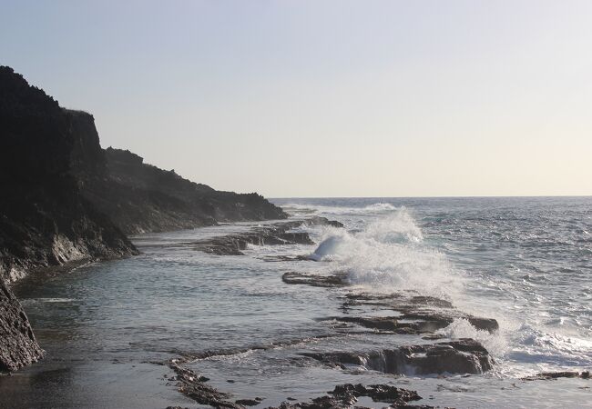 海が美しく見えるところです。プールへの波が大荒れでした。