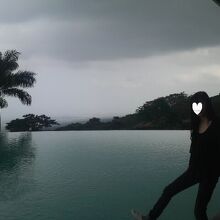 休憩所の池の前で記念撮影