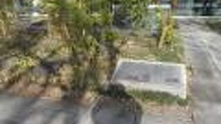 千代田区役所の敷地内にあります。