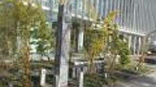 千代田区役所の敷地内にあります。