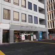 千代田区役所の通りを挟んで向かいにあります。