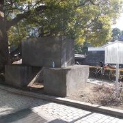 江戸城の平川橋の近くにあります。