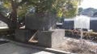 江戸城の平川橋の近くにあります。