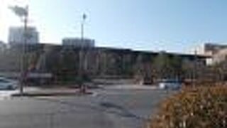 外観は現代的な建物です。