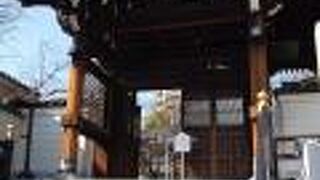 勅使門というだけあって立派