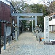 河崎のまちなみの中に溶け込む神社