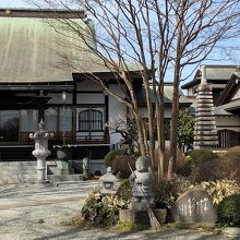 本堂前の小僧の石像