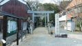 河崎のまちなみの中に溶け込む神社