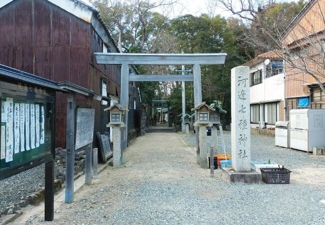 河崎のまちなみの中に溶け込む神社