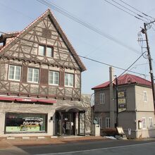 左が店舗、右が旧居宅です