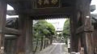 本堂は２３０年以上の歴史を刻んでいます。