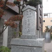 入口左側に生誕碑が、右側には訪問記念石碑がありました。