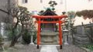 間口の狭い境内です。