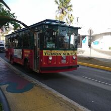 ホテル通りを走る赤いシャトルバス