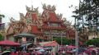 外観も内装も豪華で、一見の価値あり