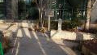 江戸城内堀の大手濠の外側にあります。