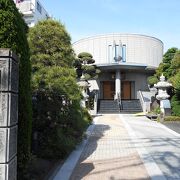 お寺に見えないスタイリッシュな建物