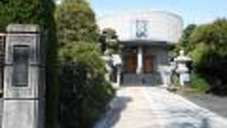 お寺に見えないスタイリッシュな建物