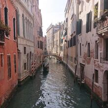 イタリア国旗とヴェネチアらしい風景