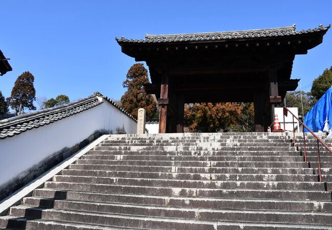 宗光寺さんの山門は国の重要文化財です。