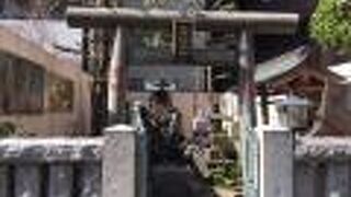 路地にある小さな神社