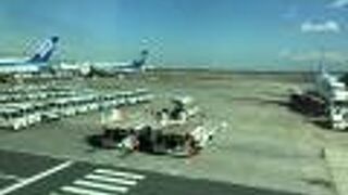 半分はカウンターも閉鎖している。