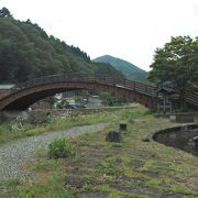 橋脚のない美しいアーチ