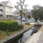 車道と歩道の間に小川が流れていました。