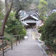 階段を下った先にある神社です。