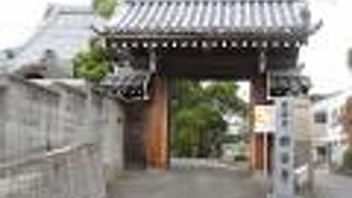 本堂の破風が立派です。