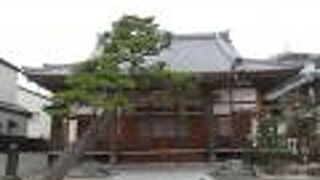 本堂前の、枝ぶりの良い松が印象的です。