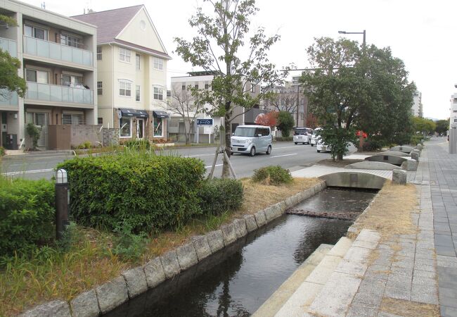 車道と歩道の間に小川が流れていました。