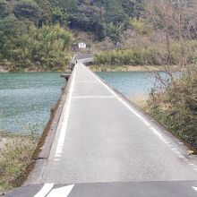 幅は狭いです。