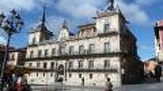 歴史的建造物の旧市庁舎が建っている広場です。