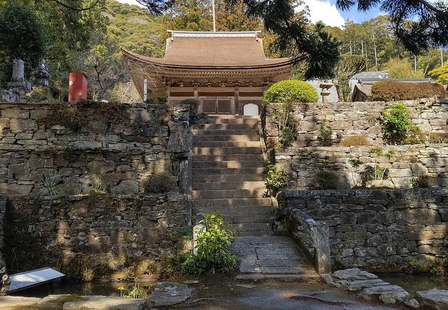 石垣が立派な寺院