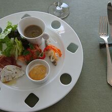 少量図づ盛られた前菜、最初からテンションが上がります。